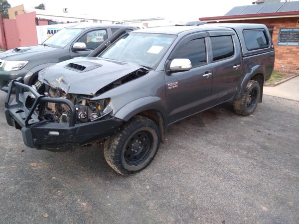 2014 TOYOTA HILUX LEFT FRONT HUB ASSEMBLY