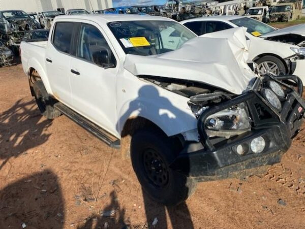 2019 NISSAN NAVARA CONSOLE