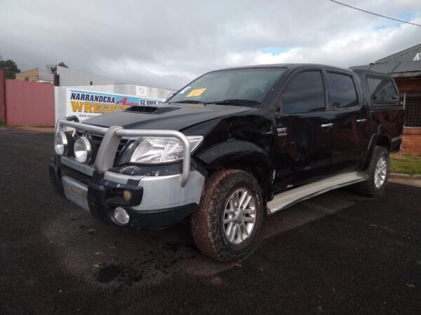 2013 TOYOTA HILUX RIGHT REAR DOOR SLIDING