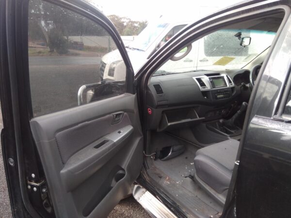 2013 TOYOTA HILUX RIGHT REAR DOOR SLIDING