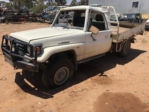 2001 TOYOTA LANDCRUISER AXLE