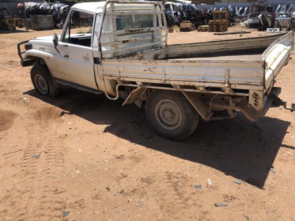 2001 TOYOTA LANDCRUISER AXLE