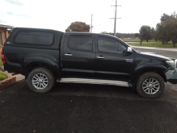 2013 TOYOTA HILUX RIGHT REAR DOOR SLIDING