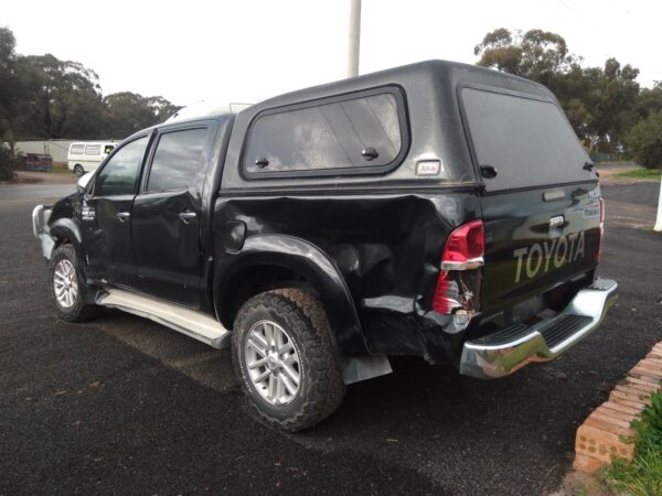 2013 TOYOTA HILUX RIGHT REAR DOOR SLIDING