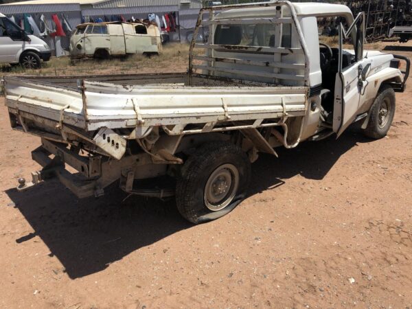 2001 TOYOTA LANDCRUISER AXLE