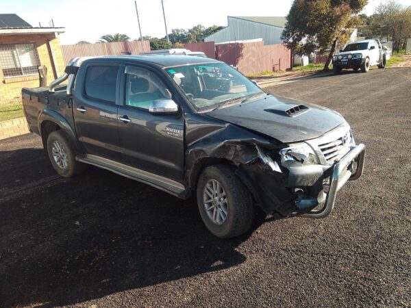 2011 TOYOTA HILUX RIGHT FRONT DOOR