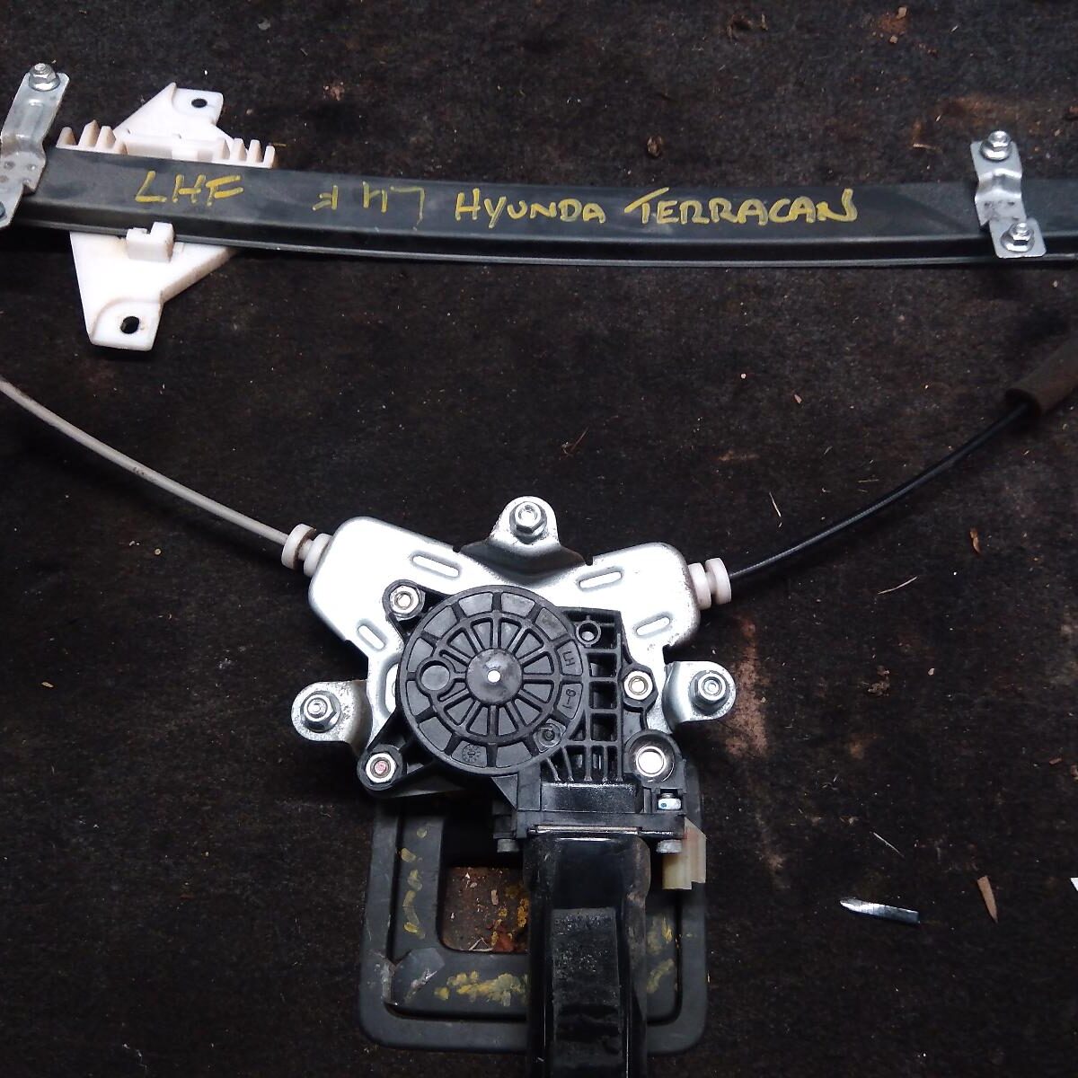 2007 HYUNDAI TERRACAN LEFT FRONT WINDOW REG/MOTOR