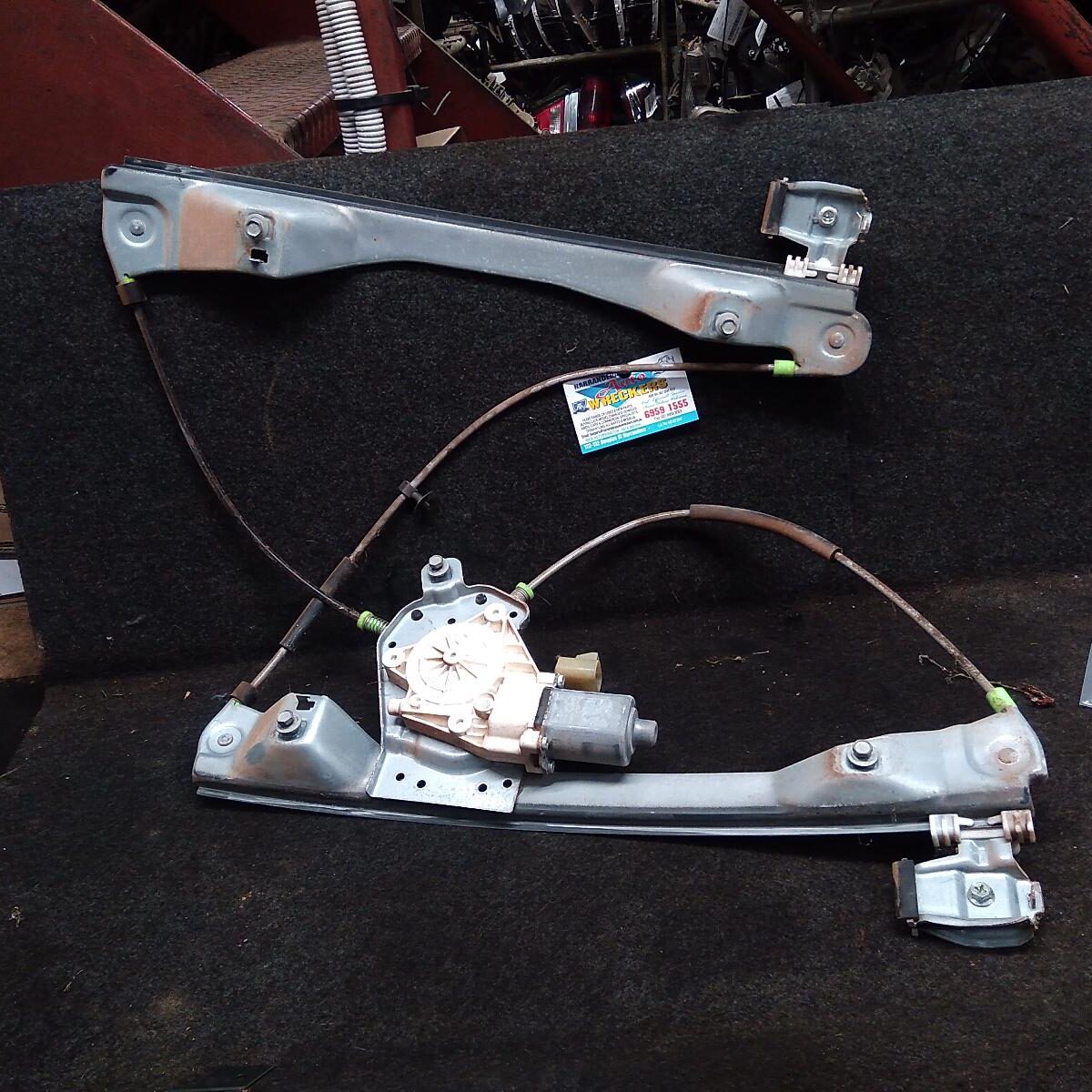 2008 HOLDEN COMMODORE RIGHT FRONT WINDOW REG/MOTOR