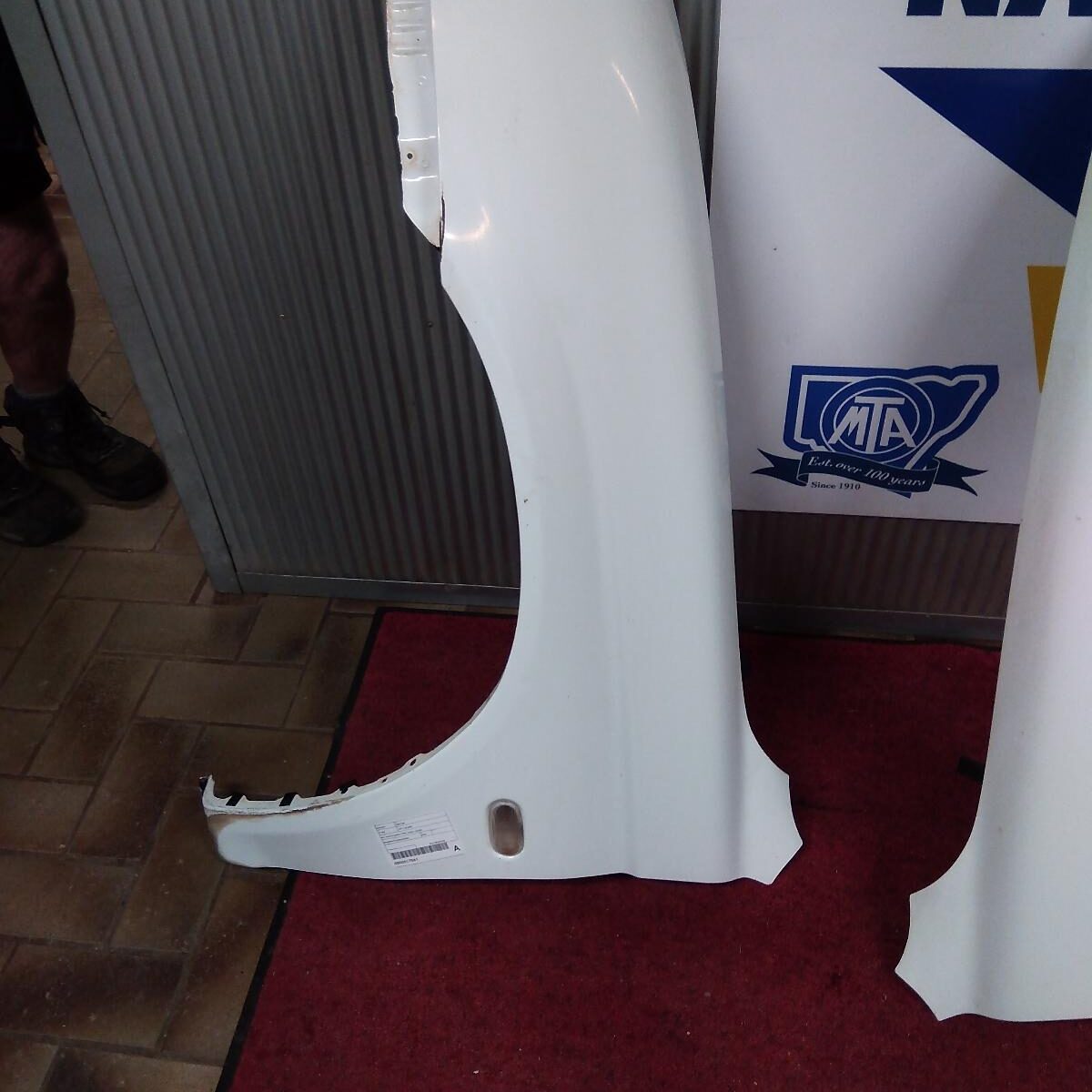 2002 MITSUBISHI TRITON Left Guard