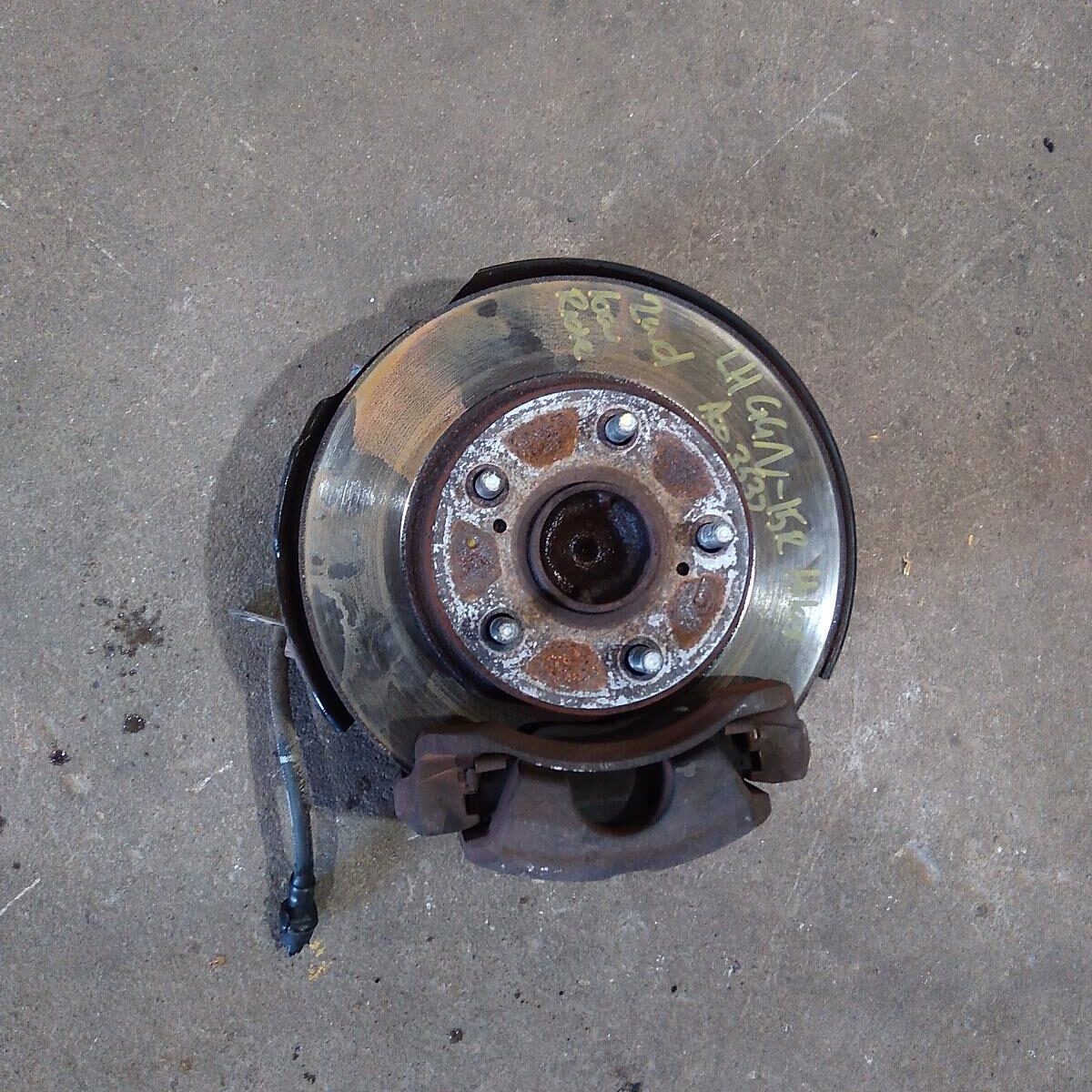 2011 TOYOTA HILUX LEFT FRONT HUB ASSEMBLY