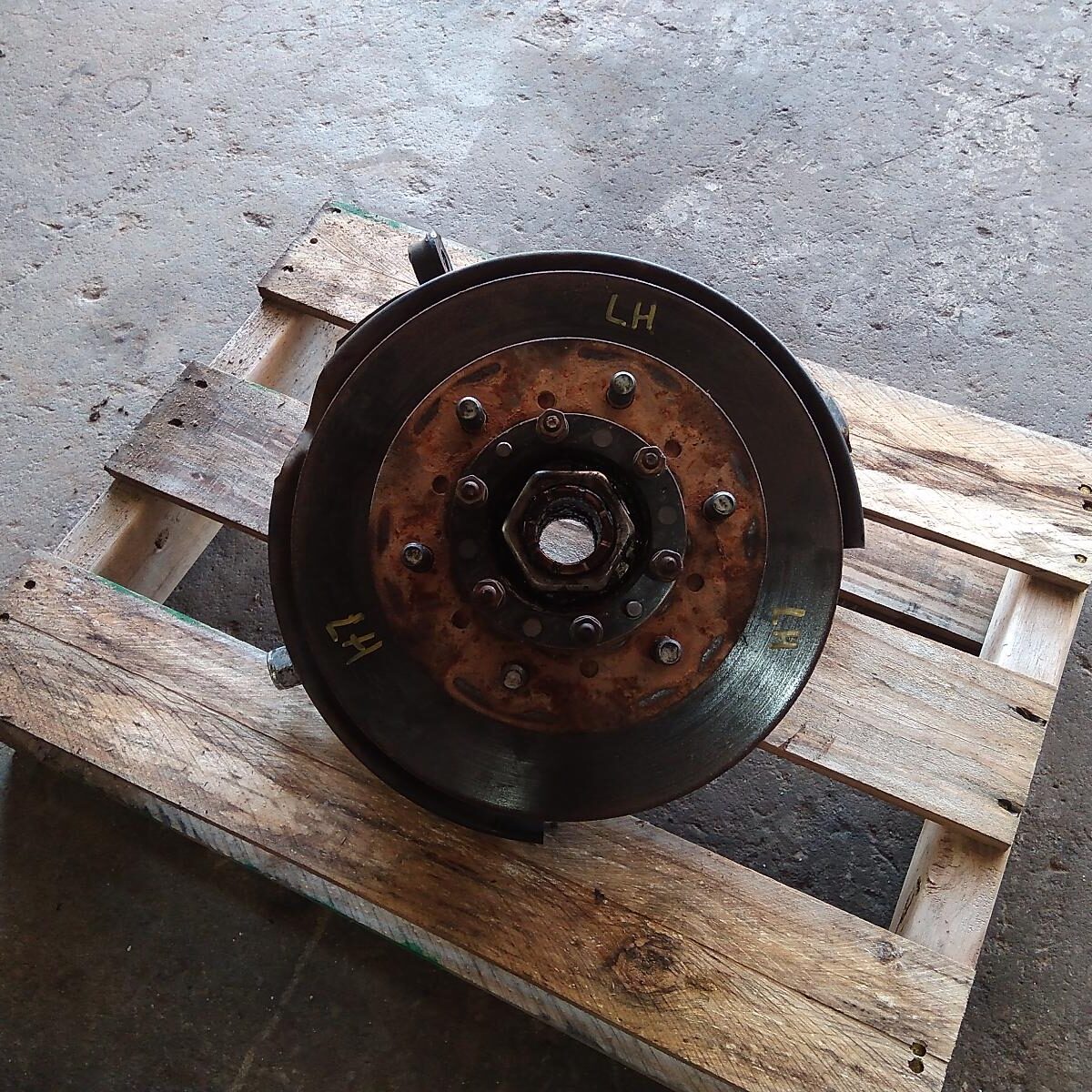 2001 TOYOTA HILUX LEFT FRONT HUB ASSEMBLY