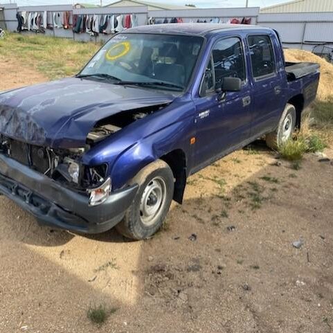 2002 TOYOTA HILUX RIGHT REAR DOOR SLIDING