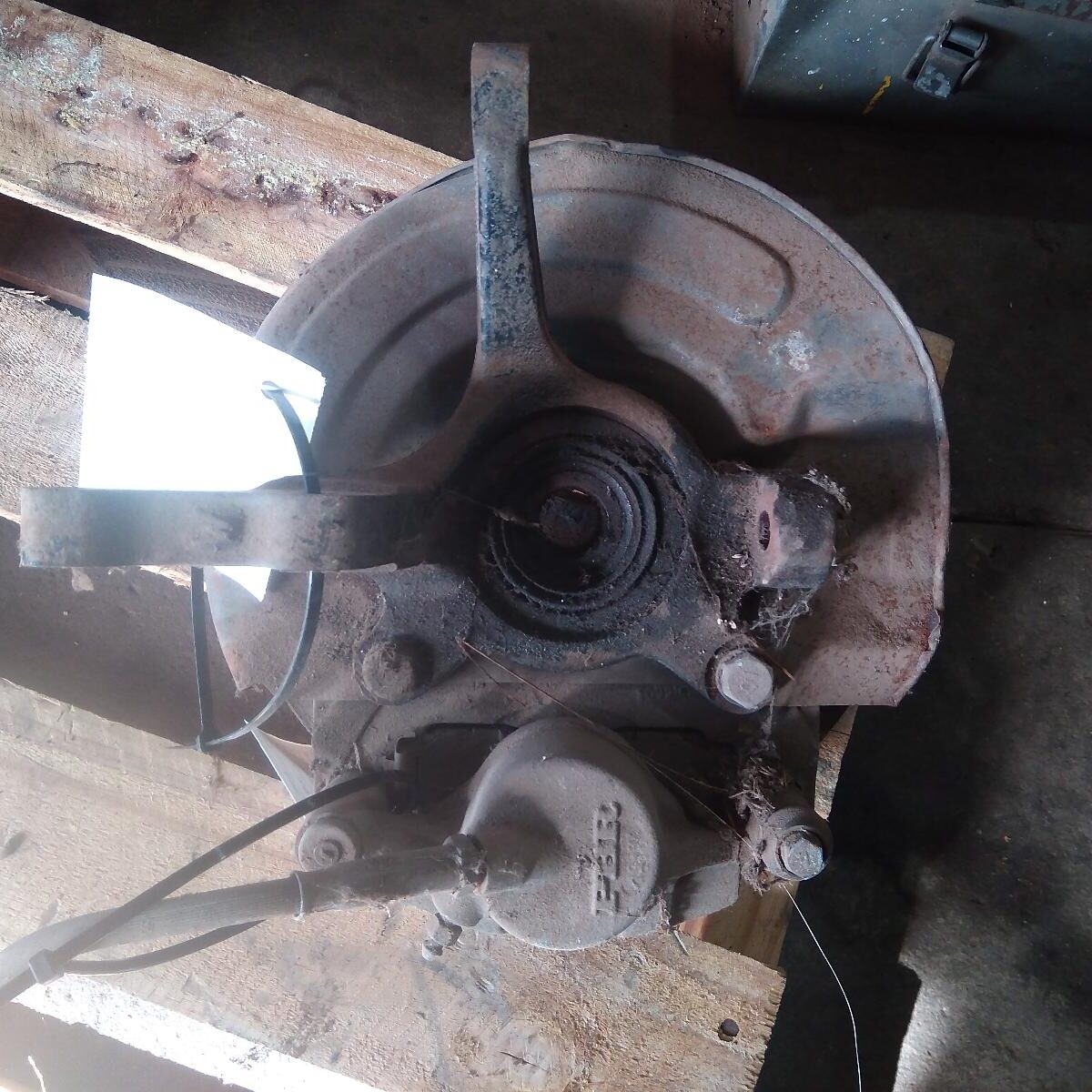 1997 NISSAN BLUEBIRD LEFT FRONT HUB ASSEMBLY
