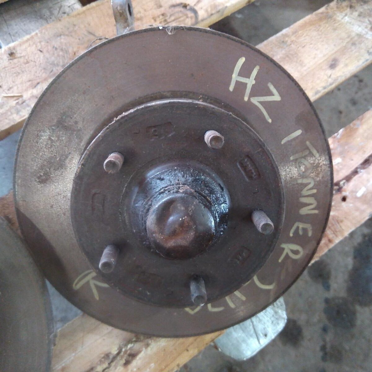 1976 HOLDEN KINGSWOOD RIGHT FRONT HUB ASSEMBLY