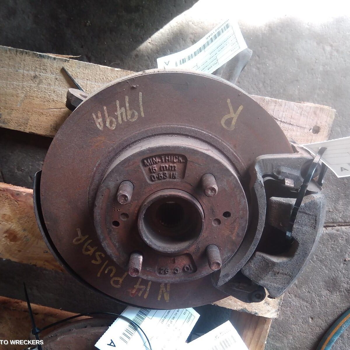 1992 NISSAN PULSAR Right Front Hub Assembly