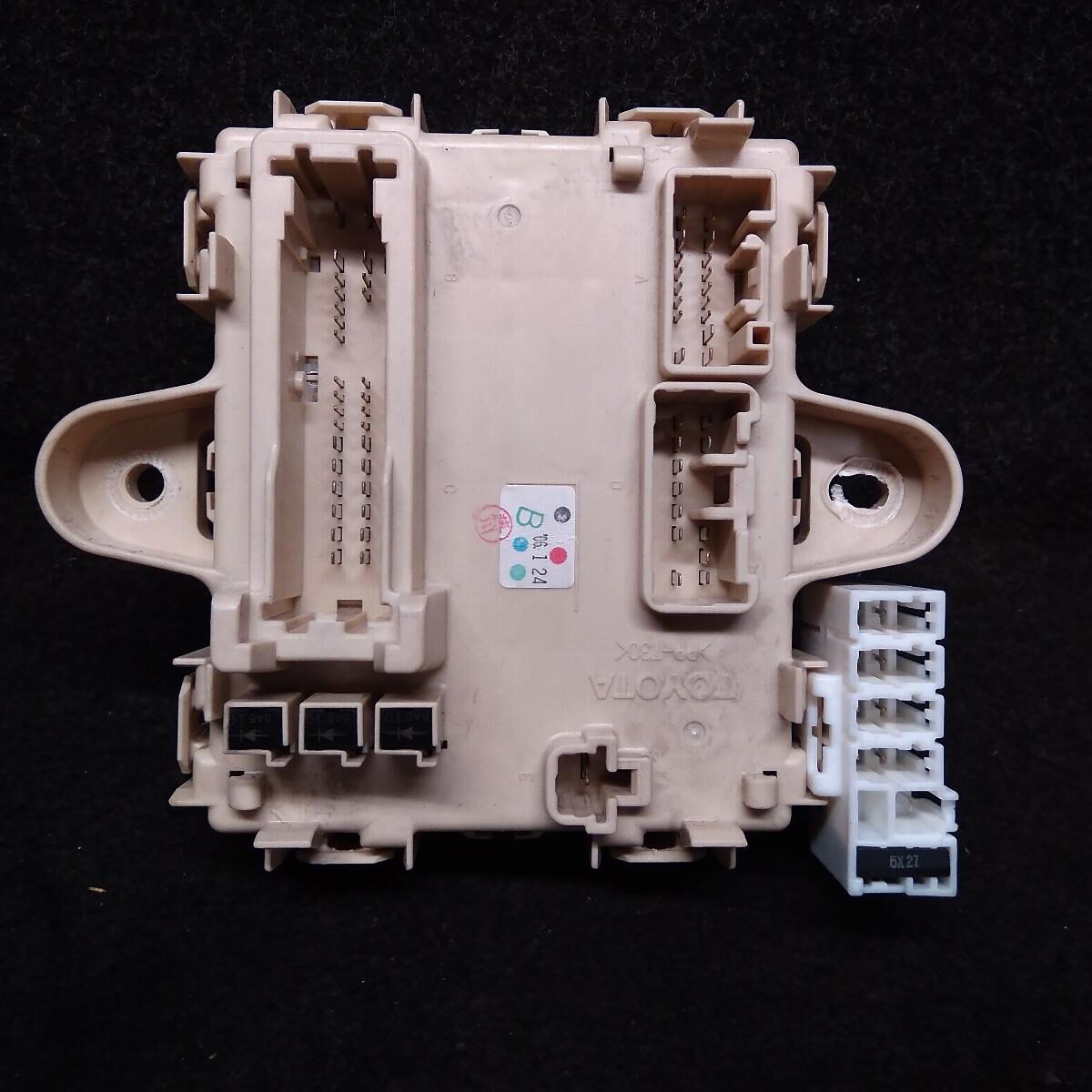 2006 LEXUS RX SERIES FUSE BOX