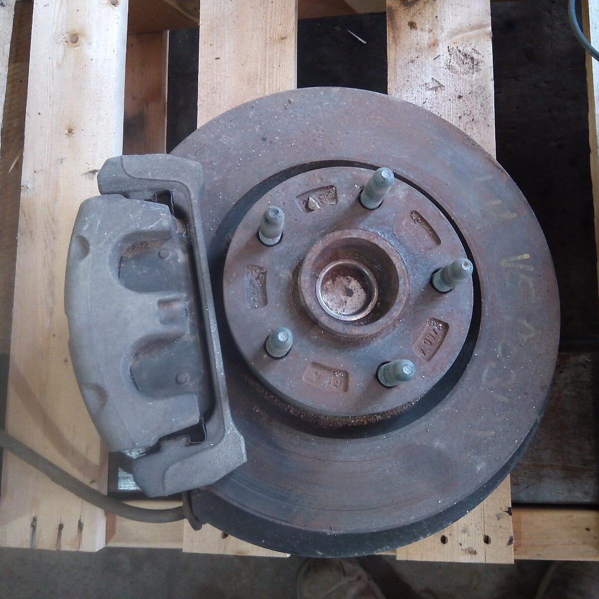 2011 HOLDEN COMMODORE LEFT FRONT HUB ASSEMBLY