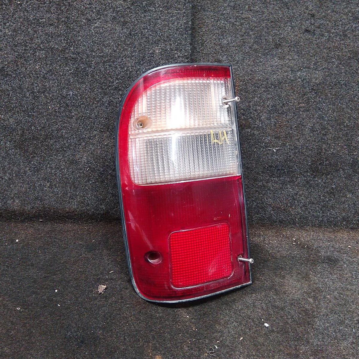 2001 TOYOTA HILUX LEFT TAILLIGHT