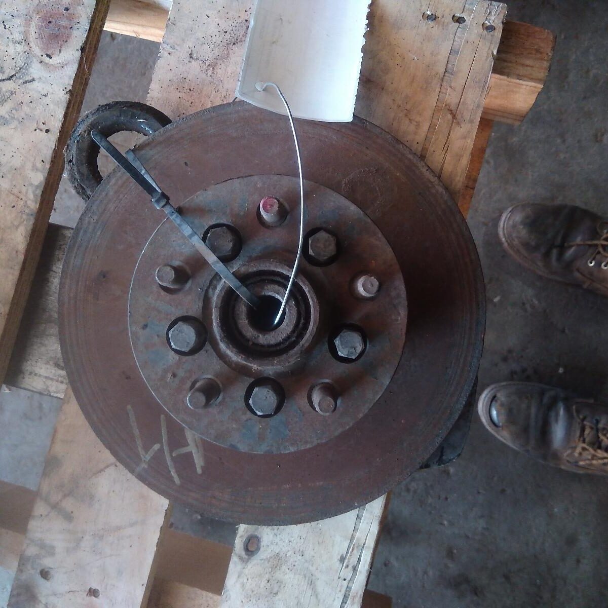 1976 HOLDEN KINGSWOOD LEFT FRONT HUB ASSEMBLY