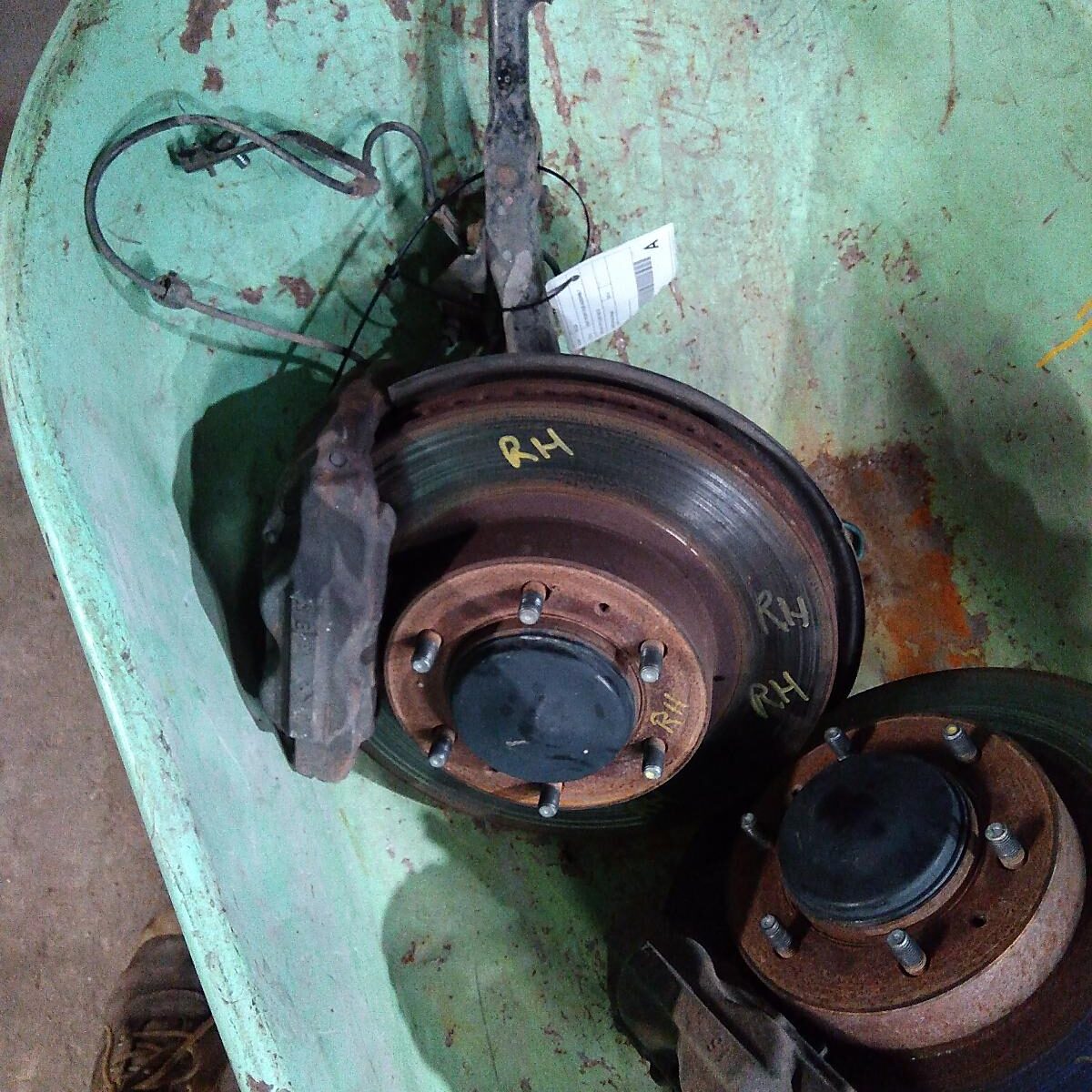 2014 TOYOTA HILUX RIGHT FRONT HUB ASSEMBLY