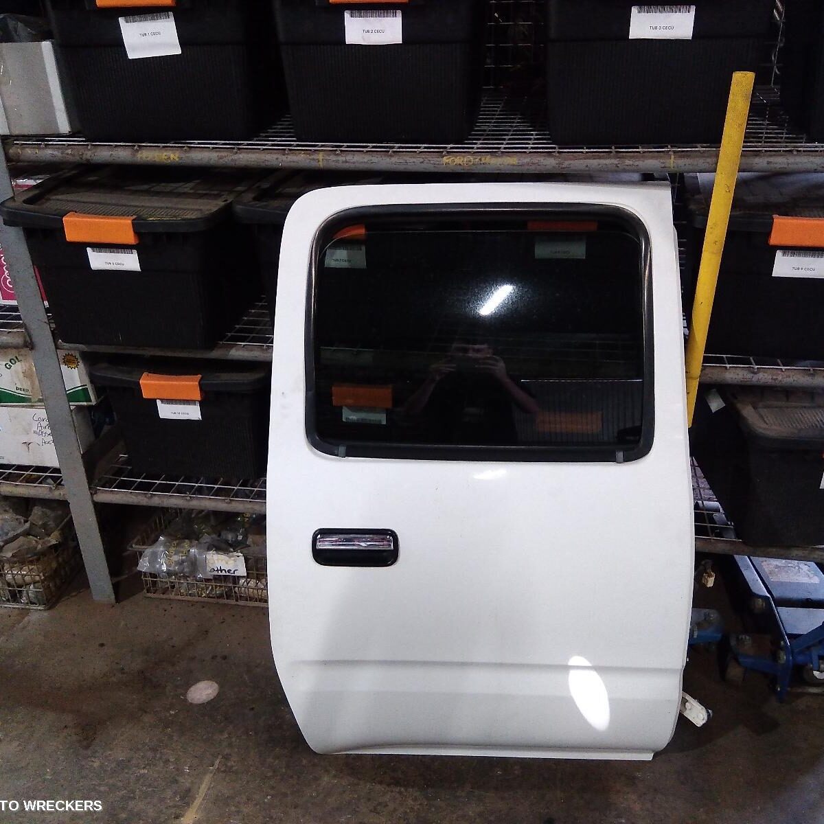 2004 TOYOTA HILUX RIGHT REAR DOOR SLIDING