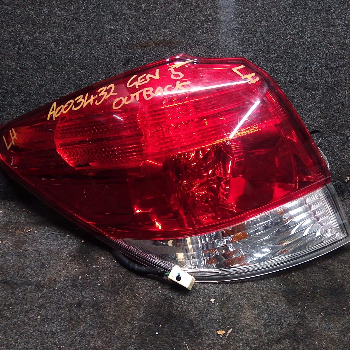 2010 SUBARU OUTBACK LEFT TAILLIGHT