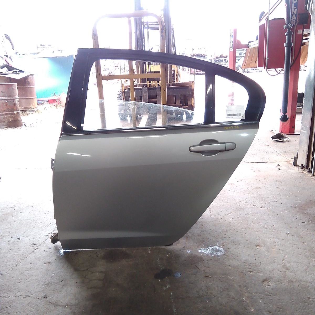 2011 HOLDEN COMMODORE LEFT REAR DOOR/SLIDING