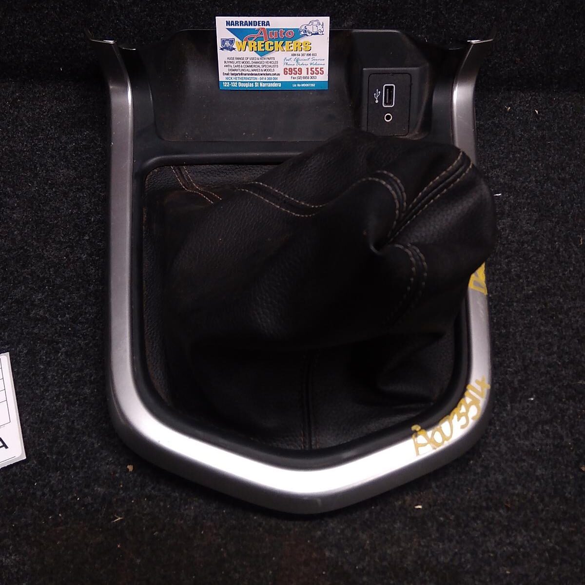 2019 NISSAN NAVARA Console