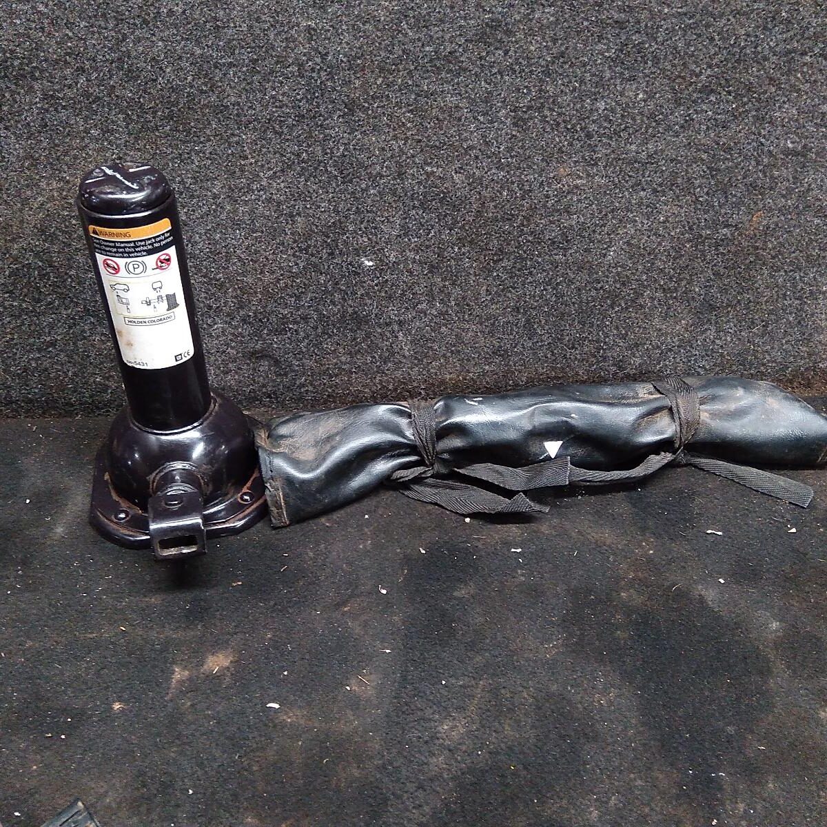2013 HOLDEN COLORADO JACK/TOOL KIT