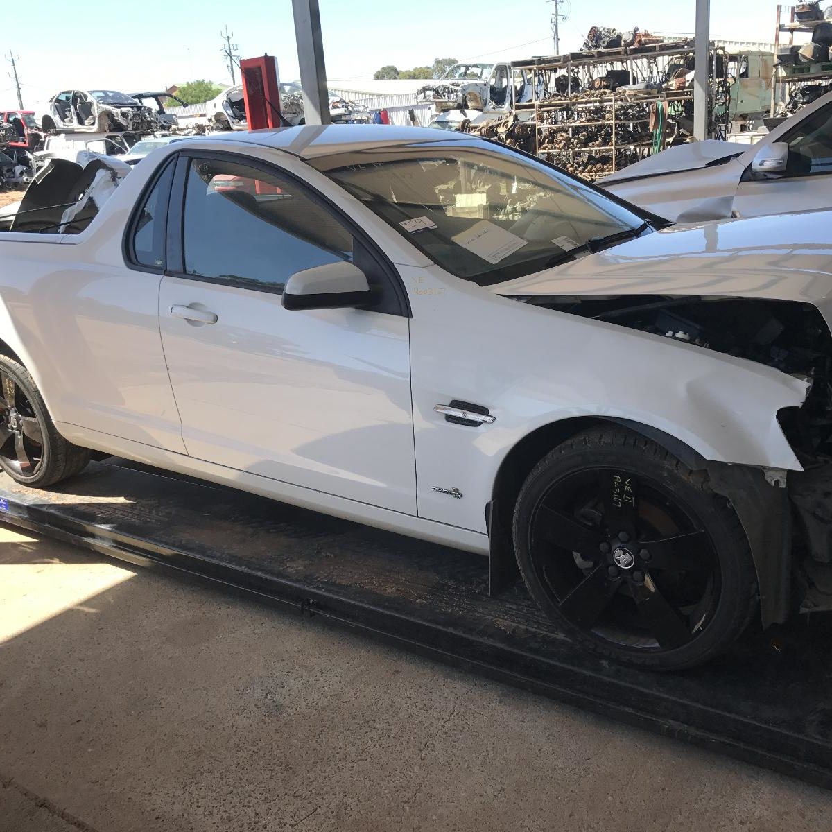 2010 HOLDEN COMMODORE LEFT FRONT DOOR