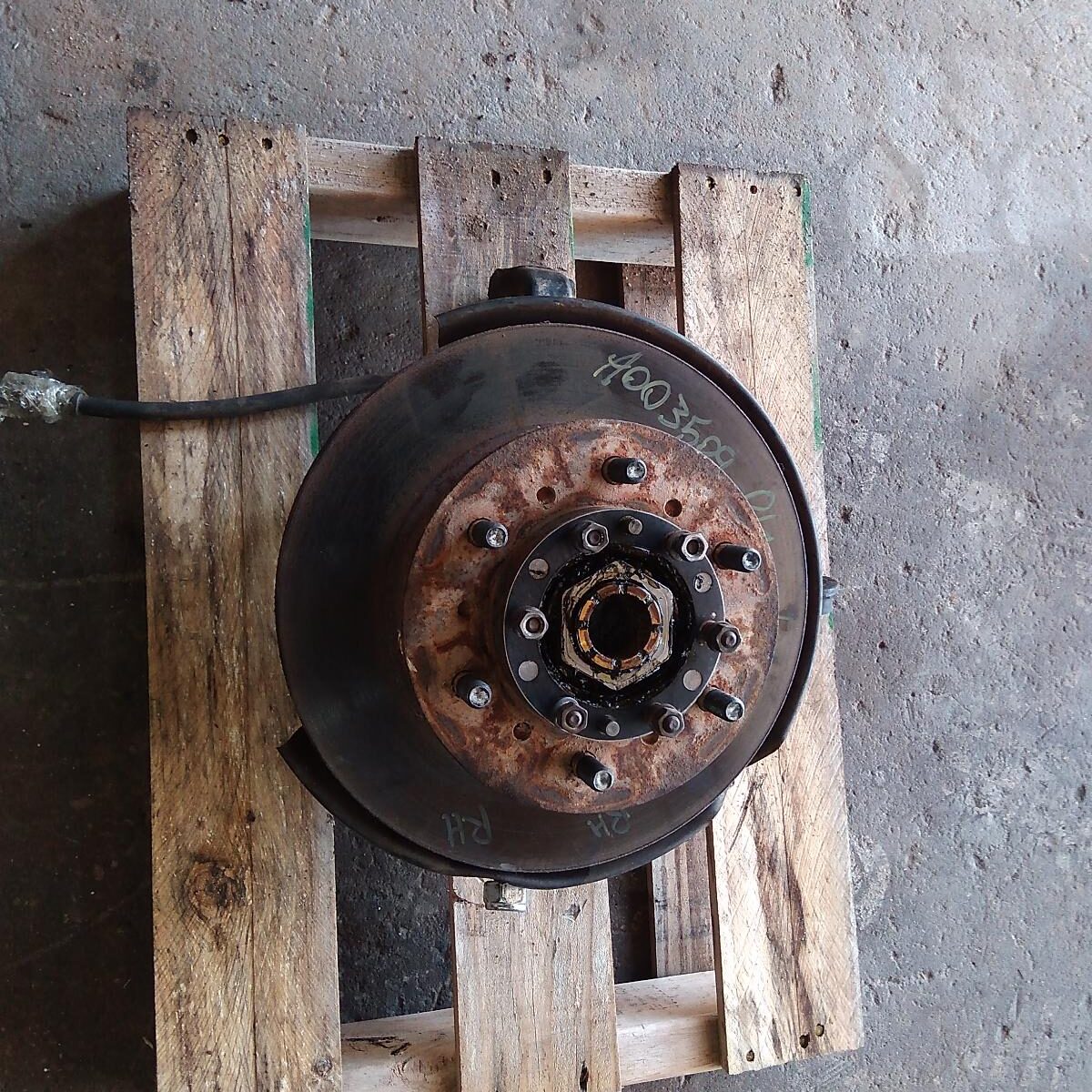 2001 TOYOTA HILUX RIGHT FRONT HUB ASSEMBLY