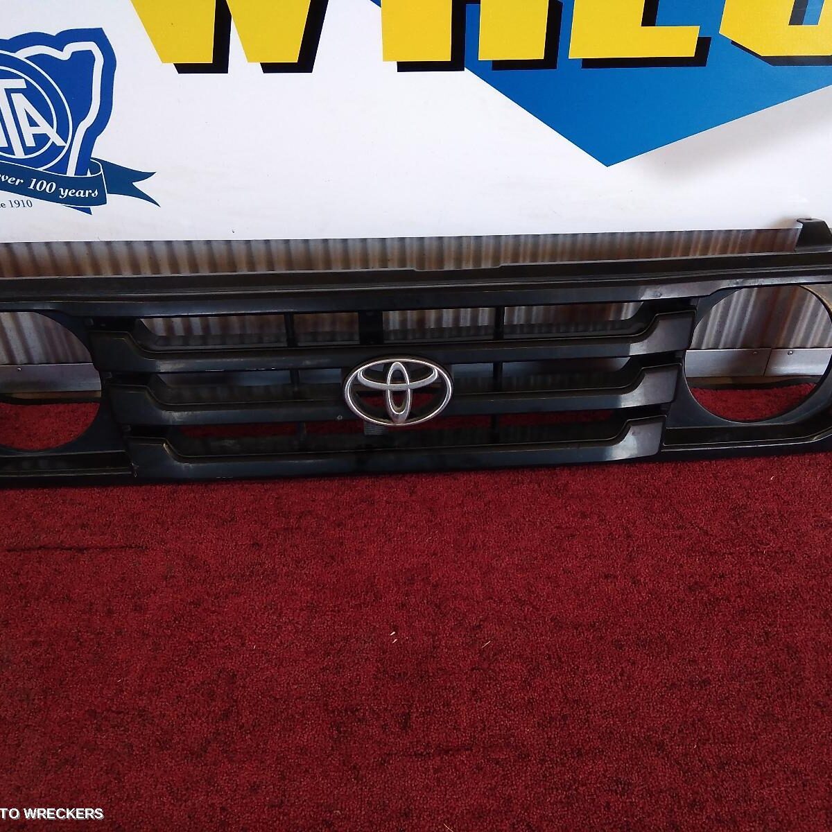 2001 TOYOTA LANDCRUISER Grille