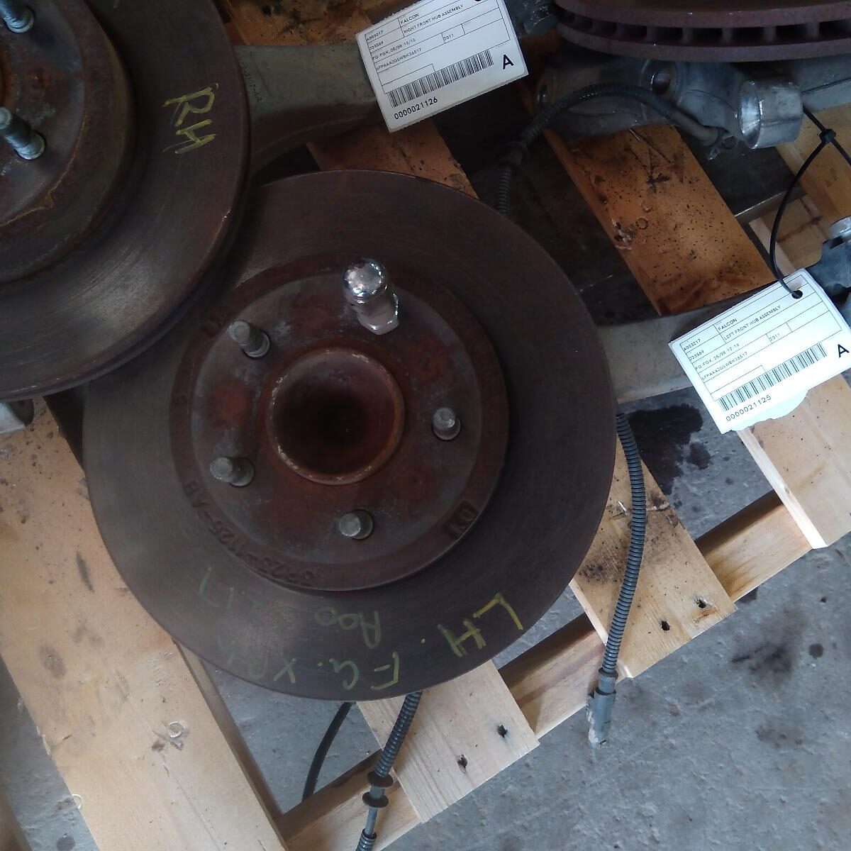 2011 FORD FALCON LEFT FRONT HUB ASSEMBLY
