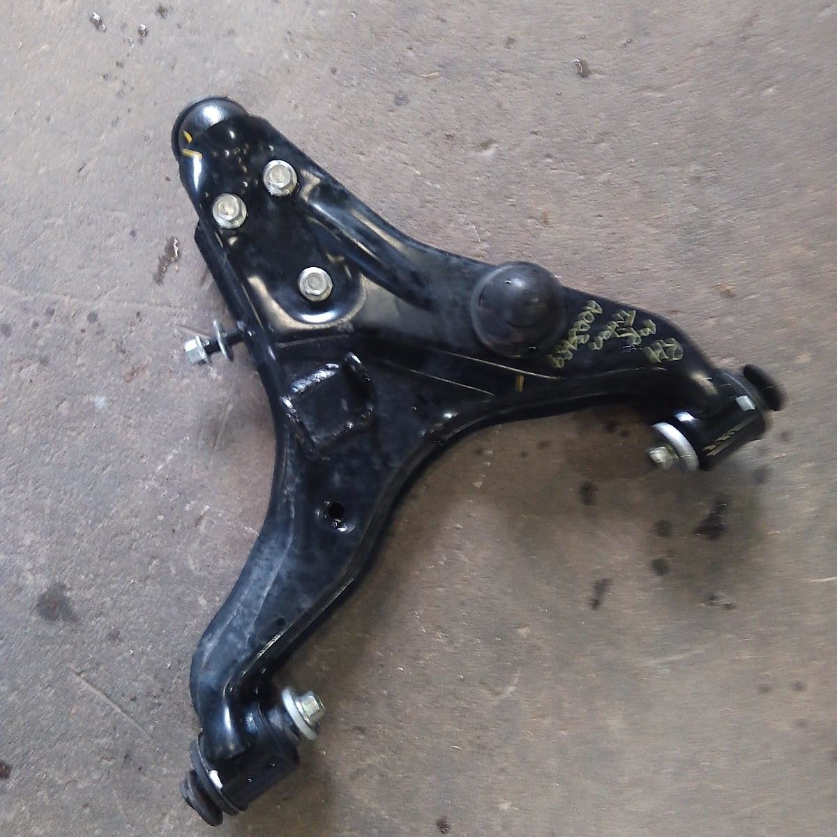 2023 MITSUBISHI TRITON RIGHT FRONT LOWER CONTROL ARM