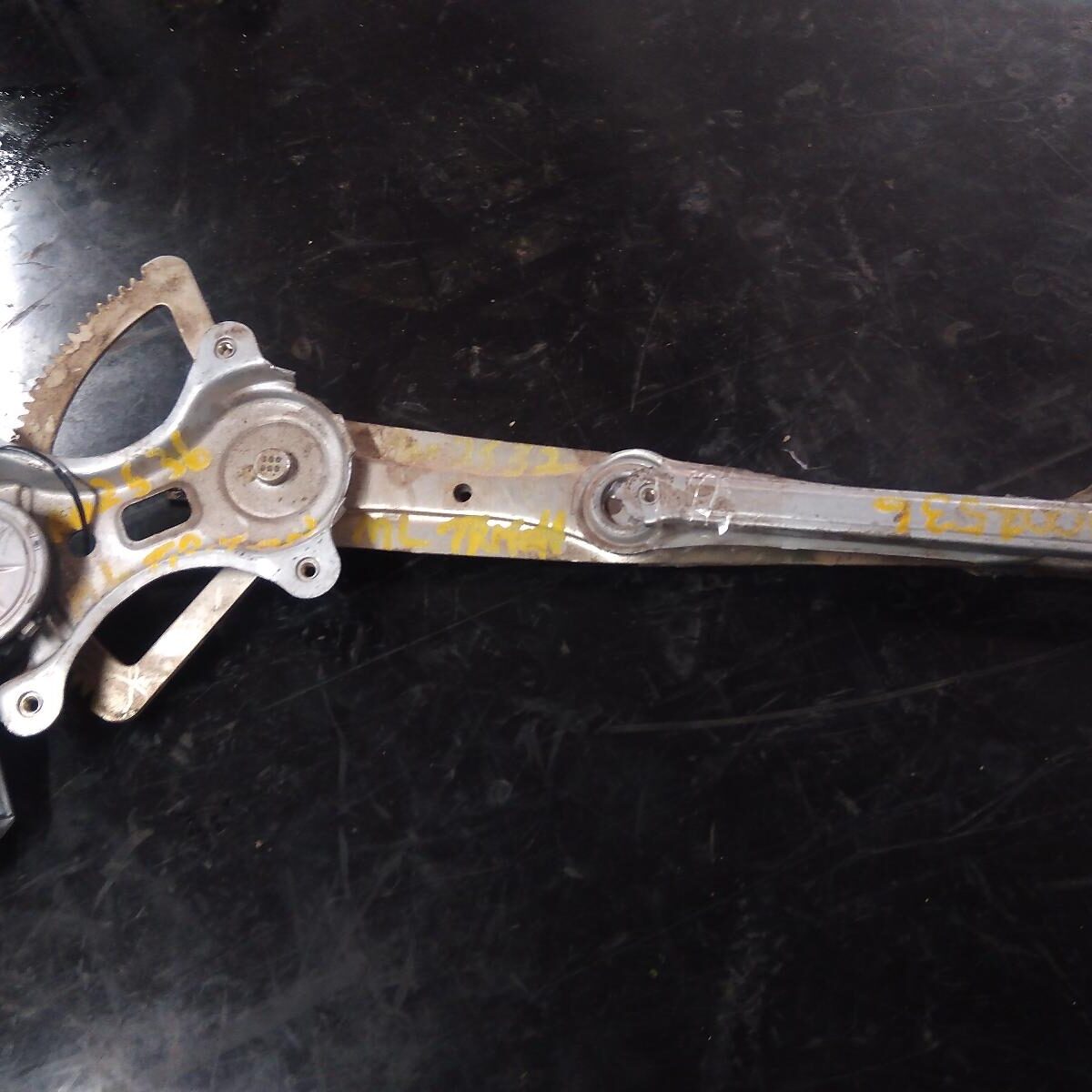 2007 MITSUBISHI TRITON LEFT FRONT WINDOW REG/MOTOR