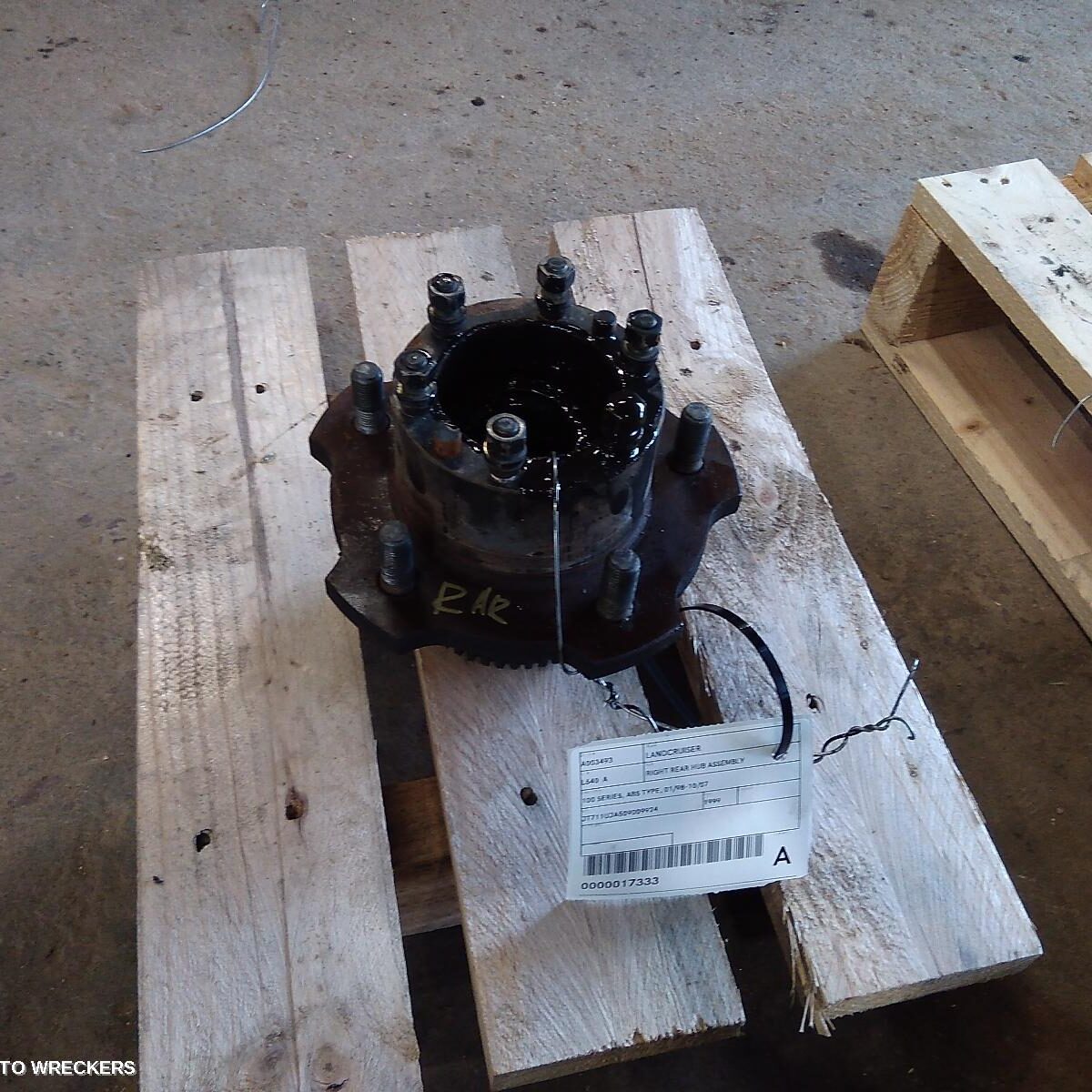 1999 TOYOTA LANDCRUISER Right Rear Hub Assembly