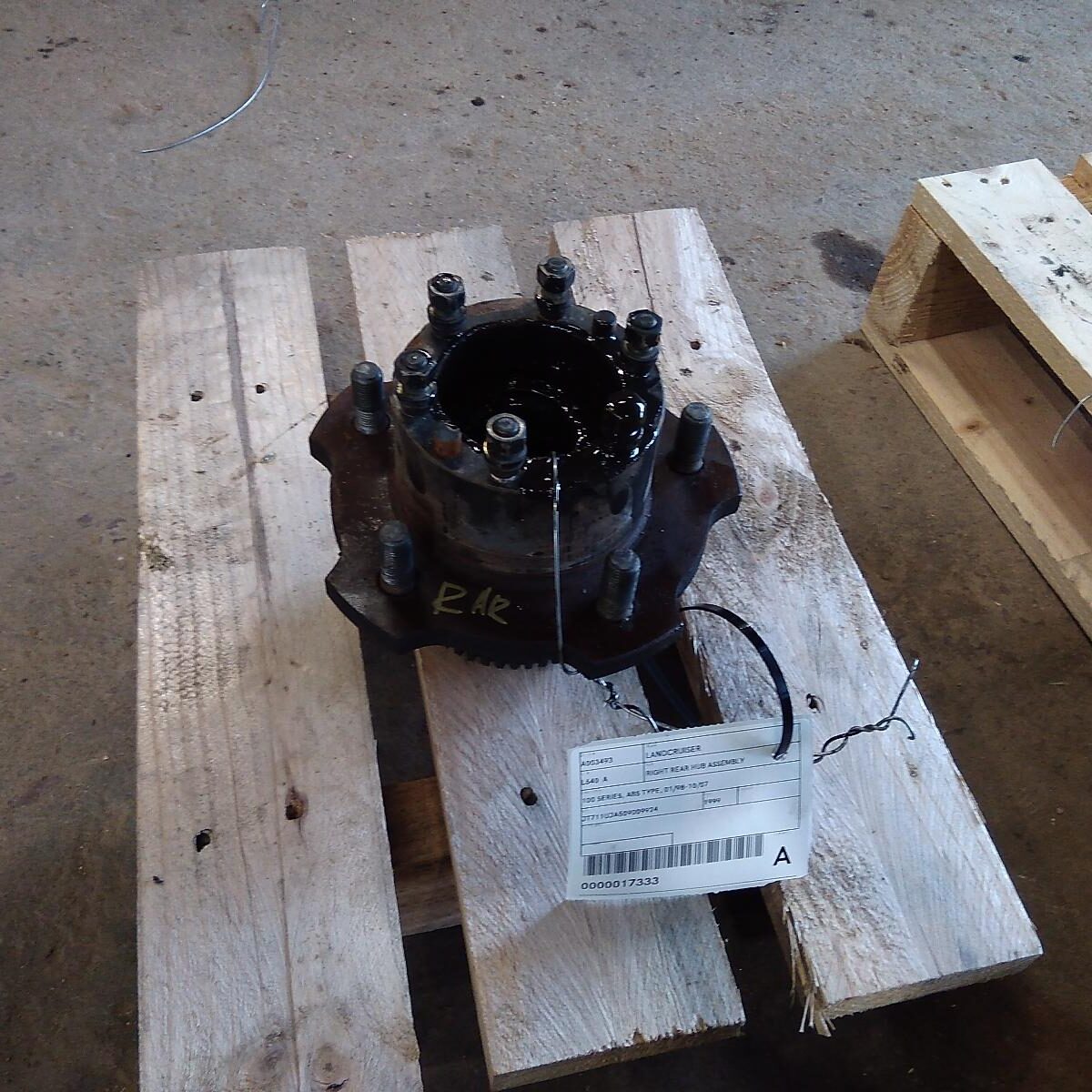 1999 TOYOTA LANDCRUISER RIGHT REAR HUB ASSEMBLY