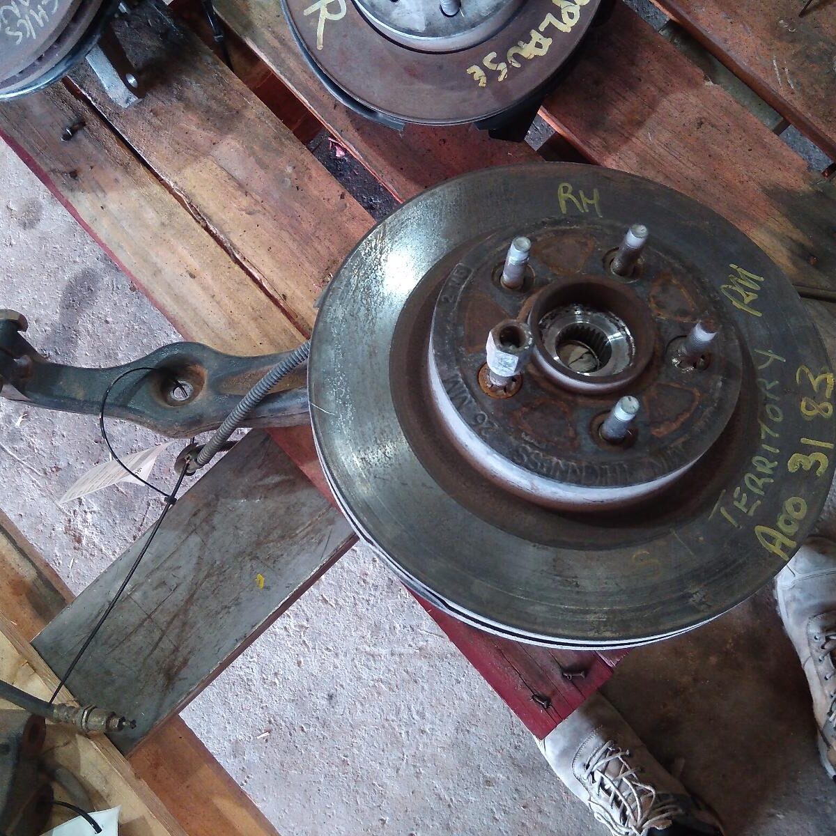 2006 FORD TERRITORY RIGHT FRONT HUB ASSEMBLY