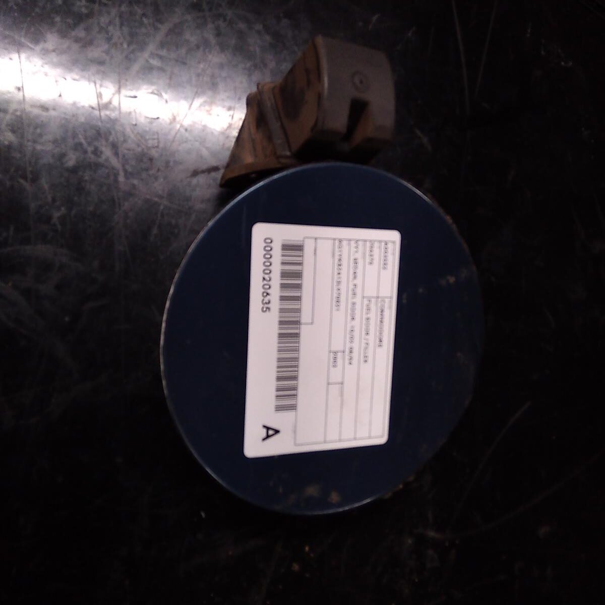 2003 HOLDEN COMMODORE FUEL DOOR / FILLER