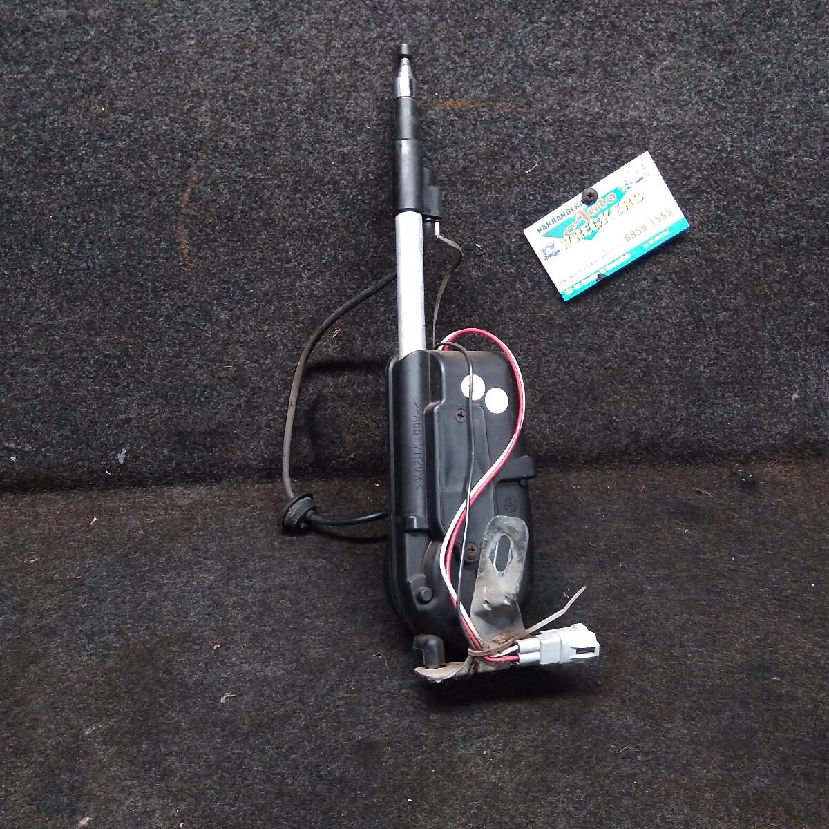 2005 HOLDEN COMMODORE ANTENNA