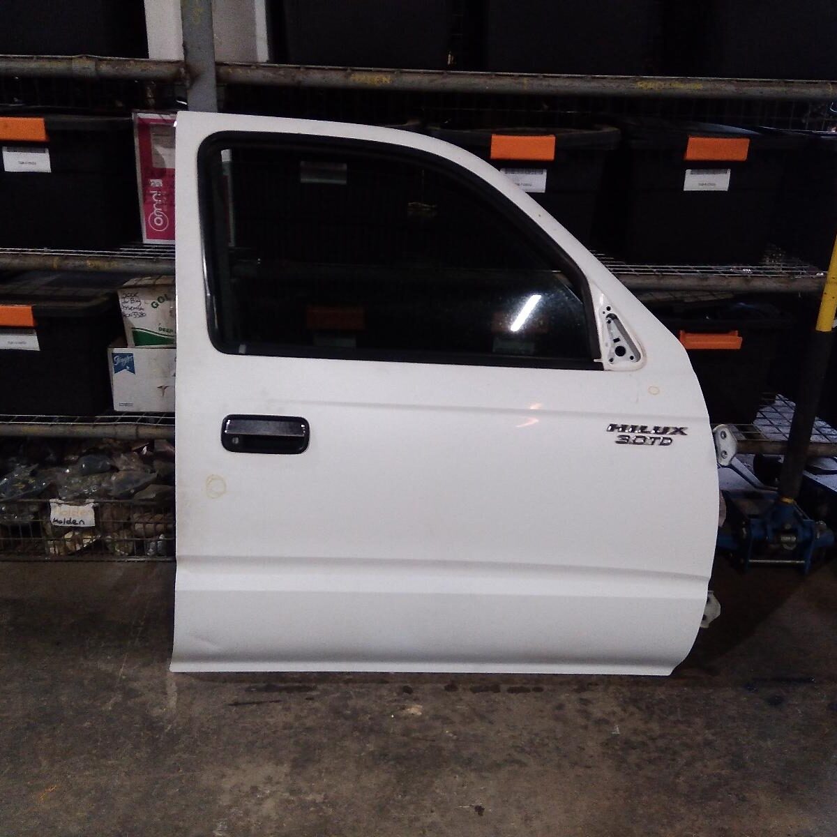 2004 TOYOTA HILUX RIGHT FRONT DOOR