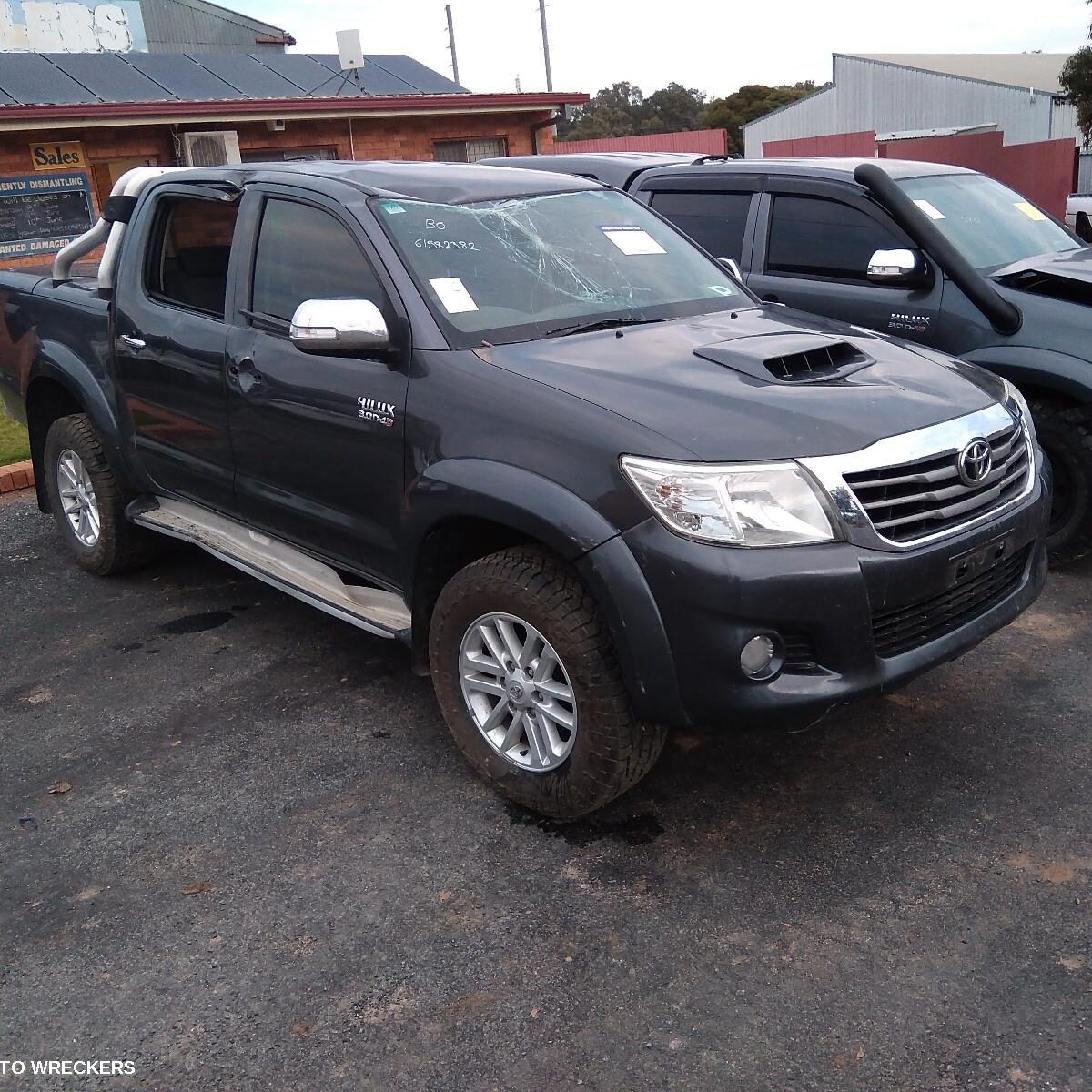 2012 TOYOTA HILUX Left Front Door