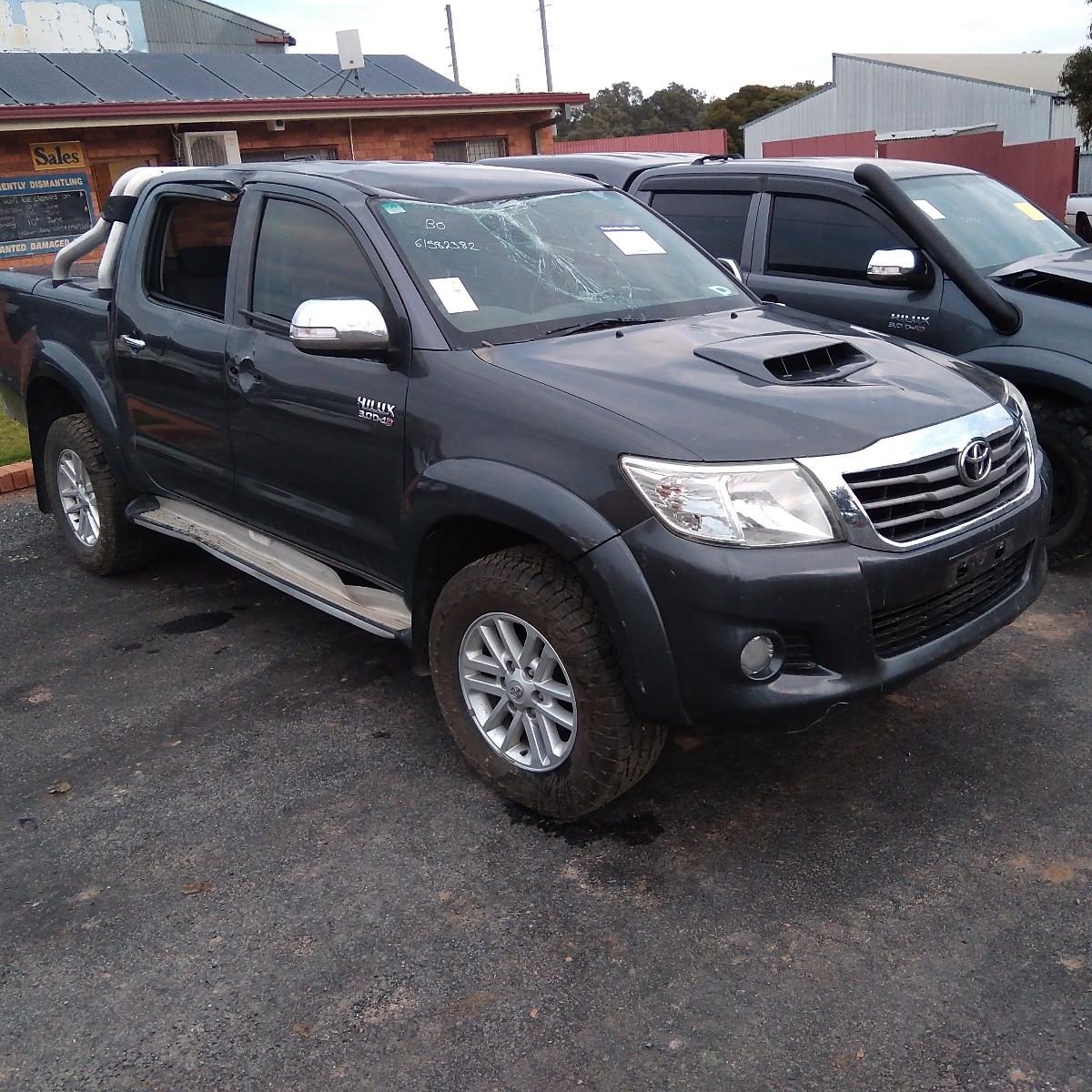 2012 TOYOTA HILUX GRILLE