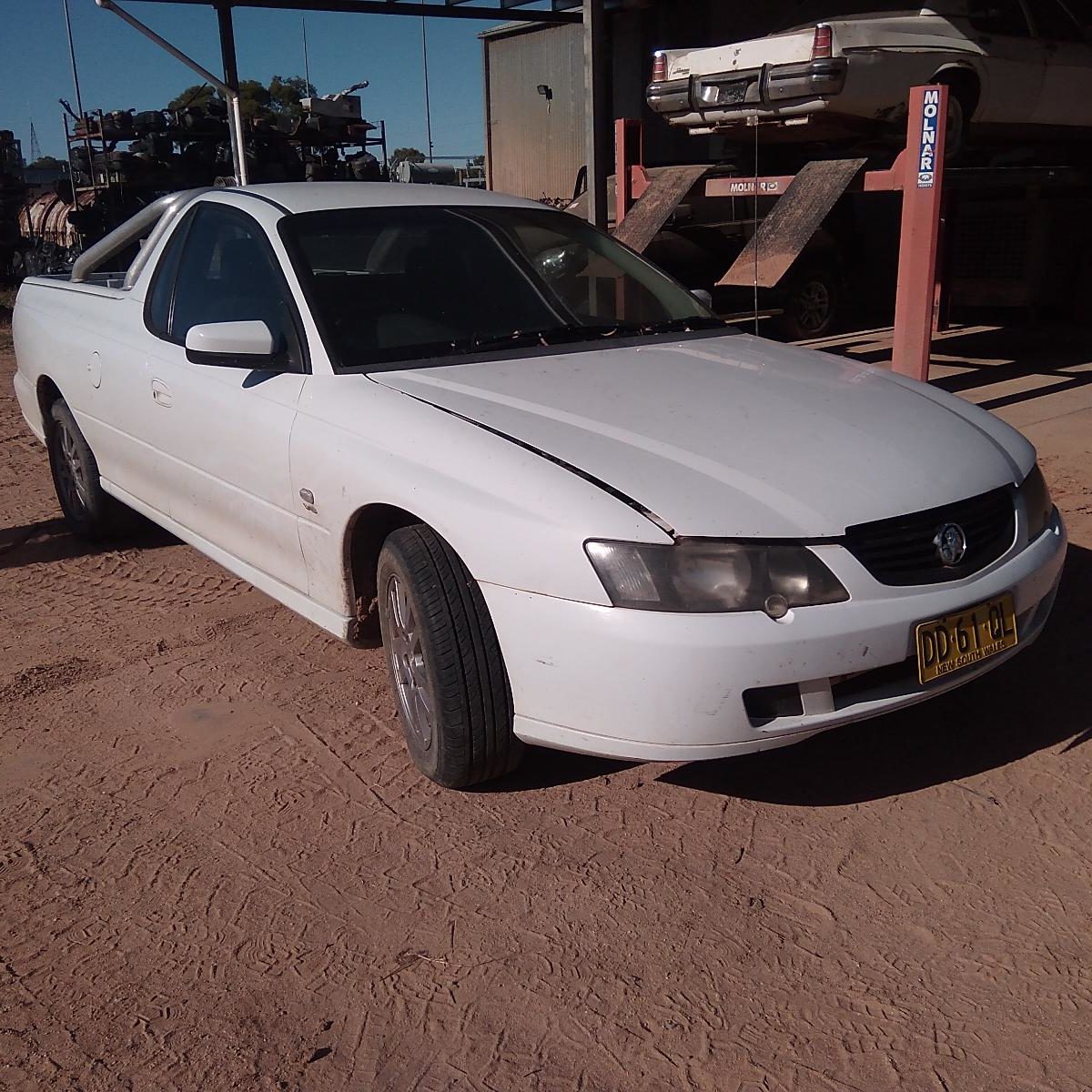 2003 HOLDEN COMMODORE FUEL DOOR / FILLER