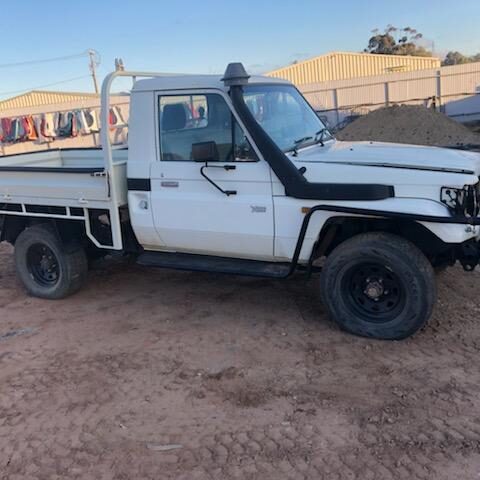 2006 TOYOTA LANDCRUISER JACK/TOOL KIT