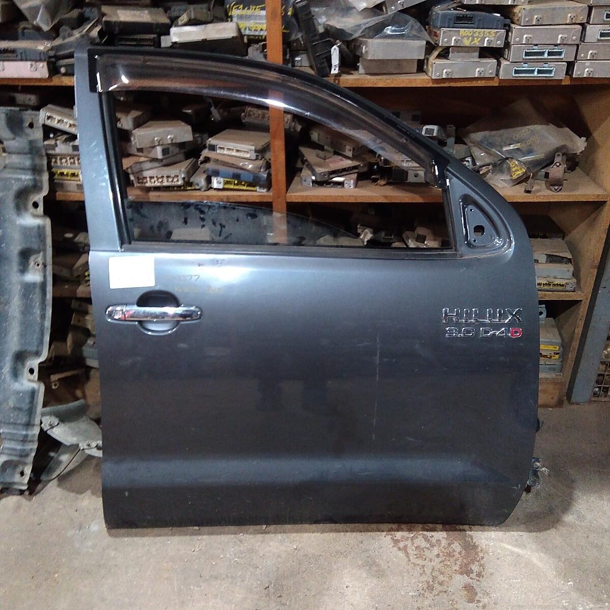 2011 TOYOTA HILUX RIGHT FRONT DOOR