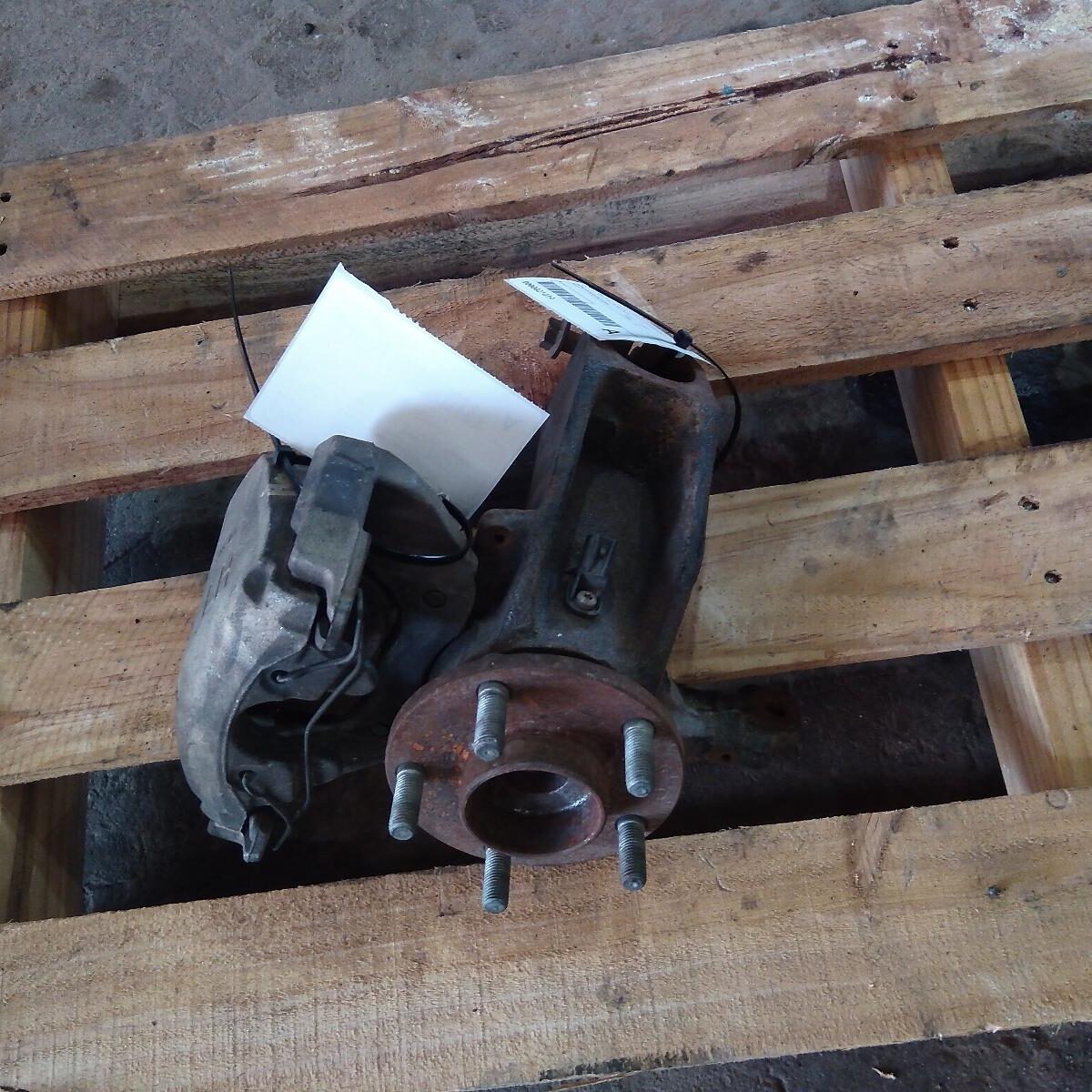 2006 FORD FOCUS LEFT FRONT HUB ASSEMBLY