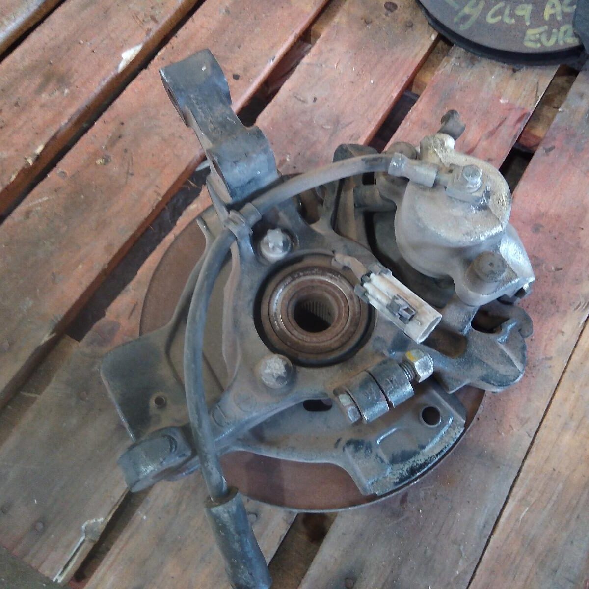 1999 HOLDEN ASTRA LEFT FRONT HUB ASSEMBLY