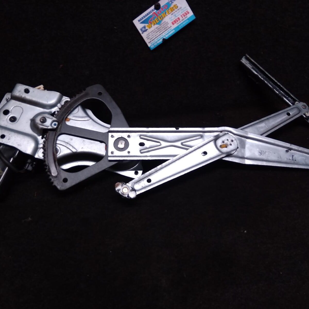2005 HOLDEN COMMODORE RIGHT FRONT WINDOW REG/MOTOR