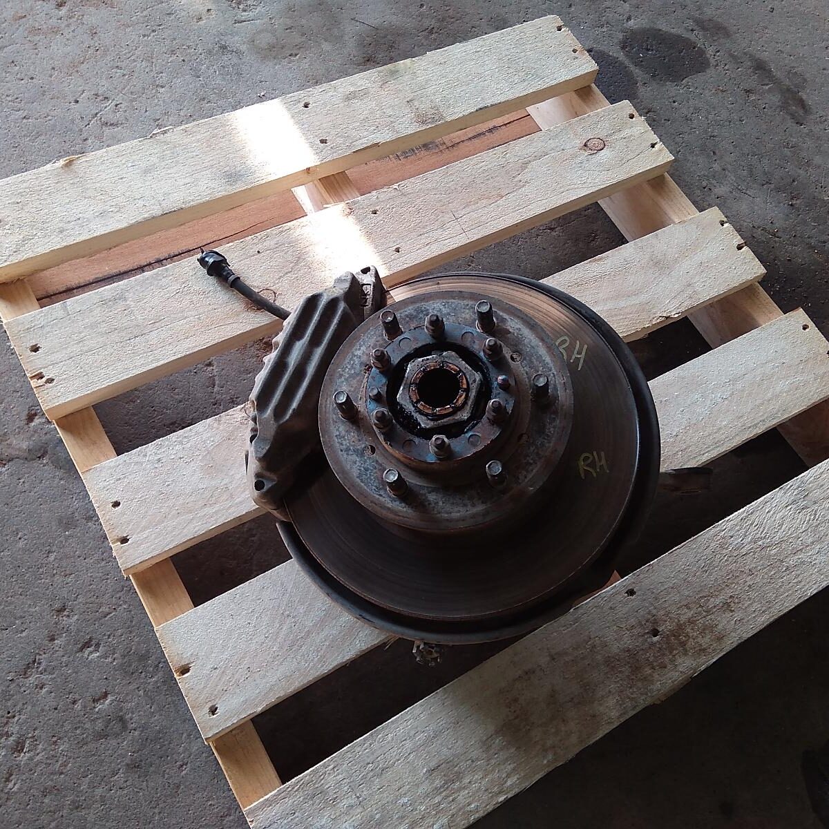 2002 TOYOTA HILUX RIGHT FRONT HUB ASSEMBLY